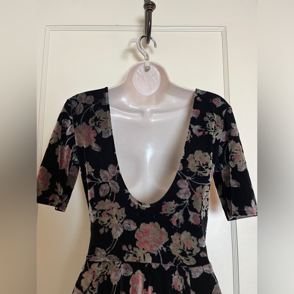 Kimchi Blue - Velvet Floral Short Sleeve Dress with Scoop Back - Picture 2 of 12